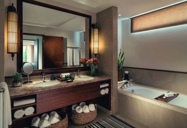 Ocean-view-suite-bathroom-modest-trip-family-muslim - Image