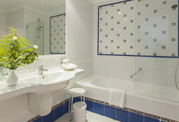 Standard Room Bathroom - Image